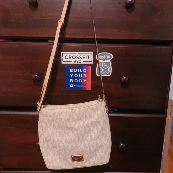 Michael Kors Handbags - MIchael Kors Crossbody Handbag. Michael Kors Handbags - MIchael Kors Crossbody Handbag.